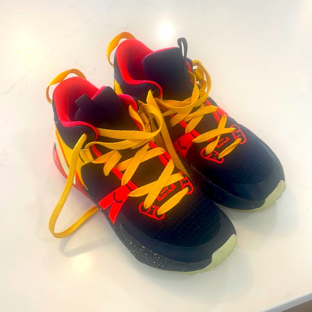 Nike Lebrón Witness 7 basketball shoes size 5Y. Good to great used condition.